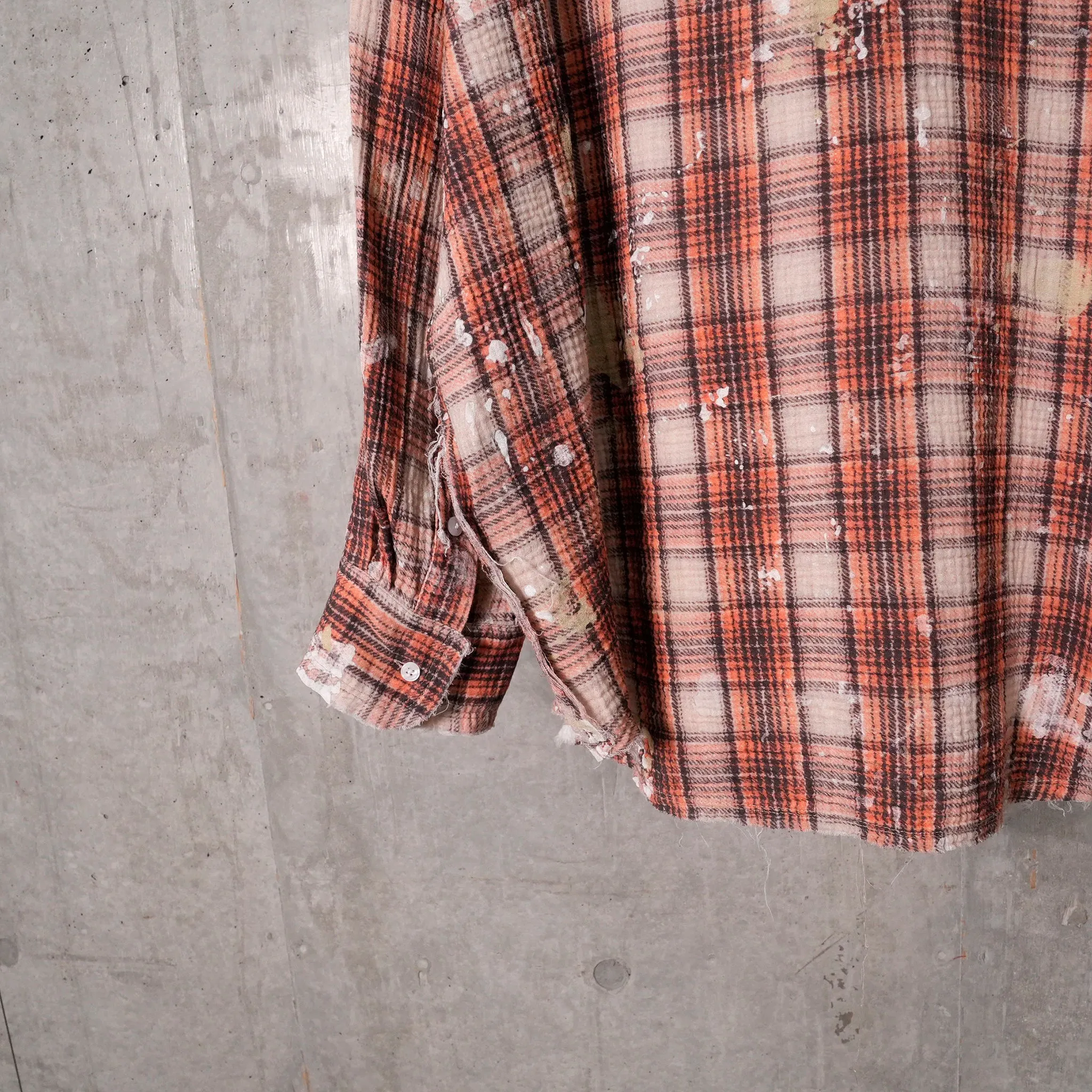 SHREDDED SEAM DROP NECKSHIRT / R472B:ORANGE PLAID WITH PAINT SPLATTER