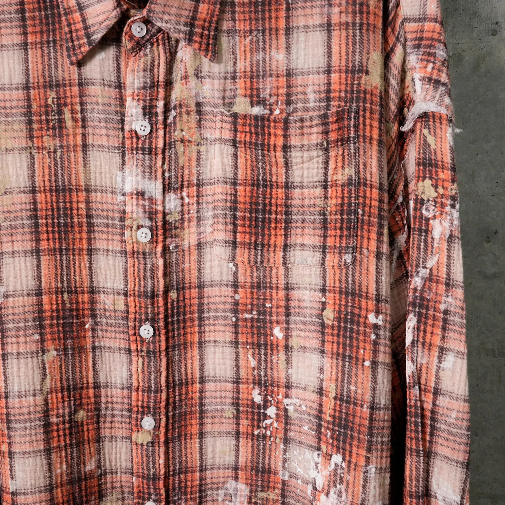 SHREDDED SEAM DROP NECKSHIRT / R472B:ORANGE PLAID WITH PAINT SPLATTER