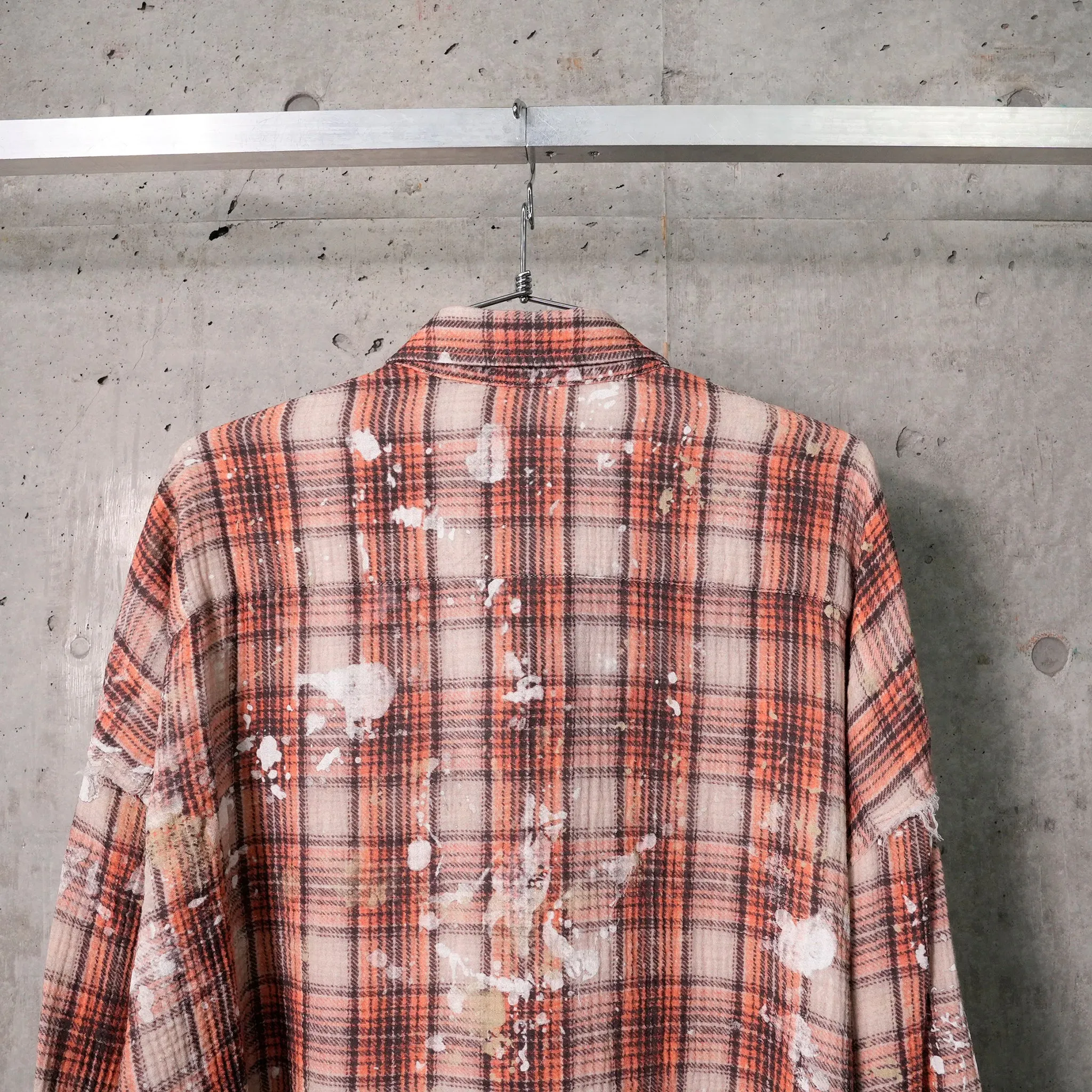 SHREDDED SEAM DROP NECKSHIRT / R472B:ORANGE PLAID WITH PAINT SPLATTER