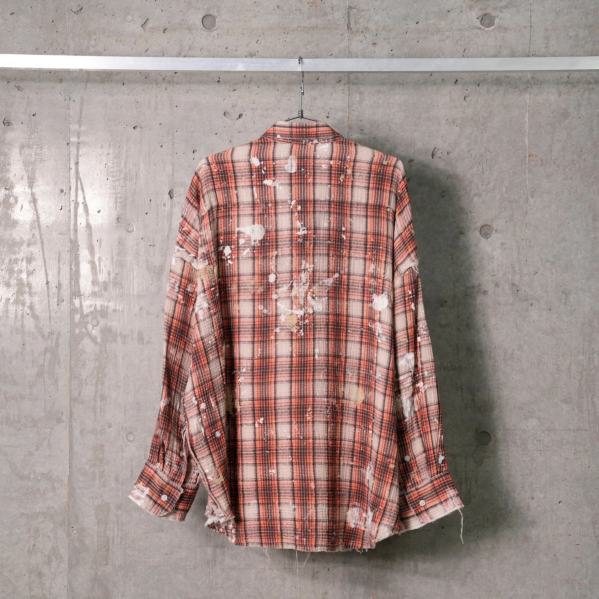 SHREDDED SEAM DROP NECKSHIRT / R472B:ORANGE PLAID WITH PAINT SPLATTER