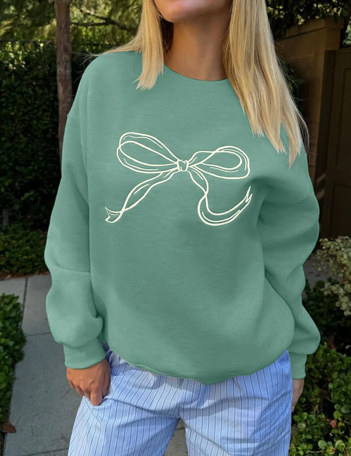 Women Bow Graphic Fleece Sweatshirts Oversized Embroidered Pullover Sweatshirts Crewneck Long Sleeve Going Out Tops